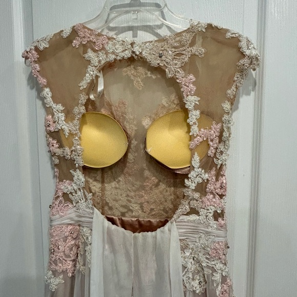 Elegant Pink and White Lace Gown - Picture 8 of 11